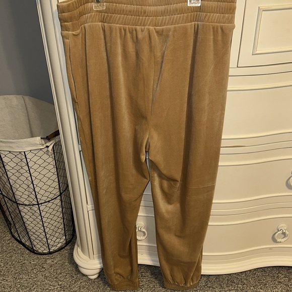 Express Velour Set - Picture 6 of 7